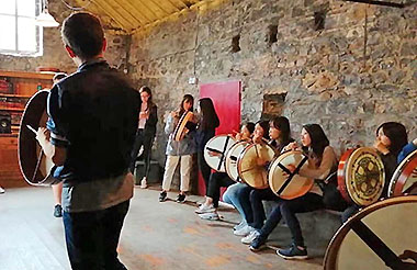 Studenti al corso di strumenti musicali tradizionali irlandesi
