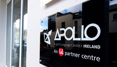 Dublino, insegna scuola di inglese per adulti Apollo