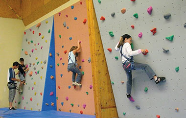 Campus Les Eucalyptus a Nizza, parete da arrampicata - soggiorni studio scuola di francese Azurlingua