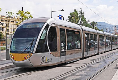 un tram a Nizza, soggiorni studio scuola Azurlingua