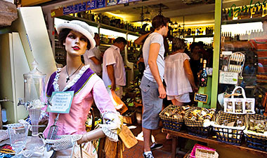 Antibes, mercatino delle pulci brocante