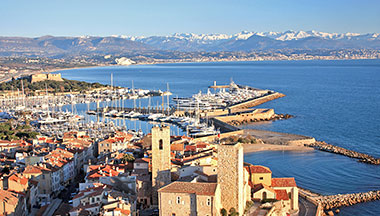 Una veduta del porto di Antibes con le Alpi innevate sullo sfondo