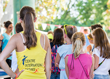 Animatori e bambini alla scuola CIA di Antibes