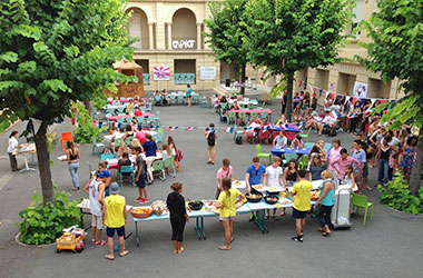 Pranzo nel cortile del campus Carnot a Cannes