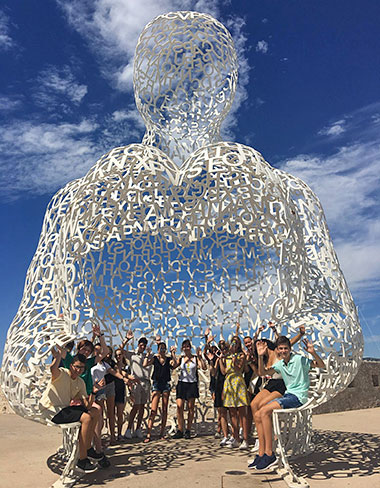 Gli studenti del centro internazionale di Antibes visitano la scultura Le Nomade ad Antibes 