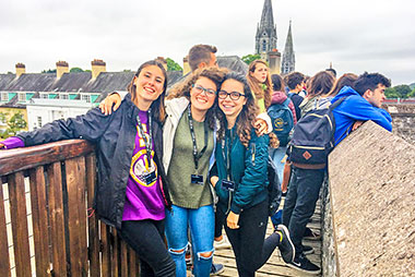 studenti della scuola Apollo in Irlanda in escursione