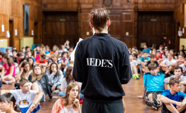 Staffa e studenti in una sala di Lancing college - Bede's Summer School