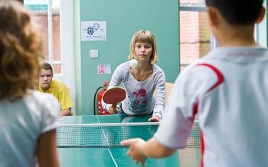 College Bede's in Inghilterra, due studenti giocano a ping pong