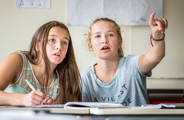 Due studentesse in classe - College Bede's Summer School