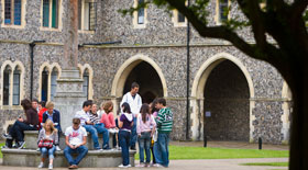 Lancing college, studenti nel cortile