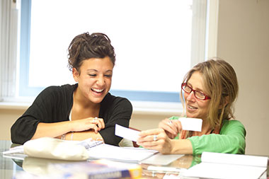 una classe di 4 allievi alla scuola di inglese OISE Boston