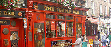 Una vivace via di Dublino con il celebre Temple Bar