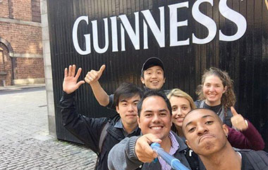 Studenti della Horner School of English visitano la Guiness Storehouse a Dublino