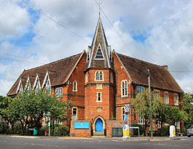 veduta esterna della scuola OISE a Newbury