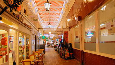 mercato coperto sotto la scuola OISE di Oxford