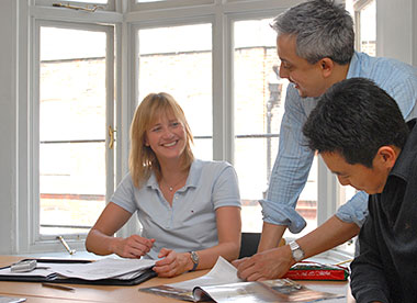 Studenti del corso in piccoli gruppi di 6 a llievi alla scuola Regent London