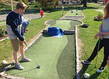 studenti della scuola di tedesco OISE a Heidelòberg durante una partita di minigolf